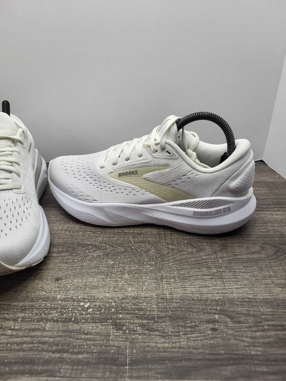 Brooks Adrenaline GTS 24 White Alloy 1204261B148 Women’s Size 9 Running Shoe - Picture 2 of 10